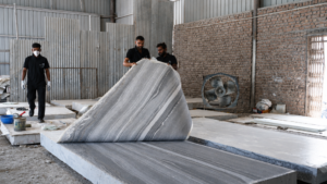 Manual -Peeling- of -Natural -Flexible -Slate -Veneer -Sheet -From -Raw -Stone -Block- in- Factory
